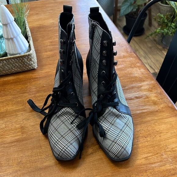 NEW Naturalizer size 7.5 Sevilla plaid and black booties boots - Picture 2 of 5
